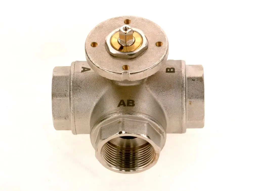 3-Wege-Ventil aus Metall mit drei Anschlussöffnungen. Die Oberseite zeigt eine Drehschraube zur Regulierung des Durchflusses. Hersteller ist Bosch.